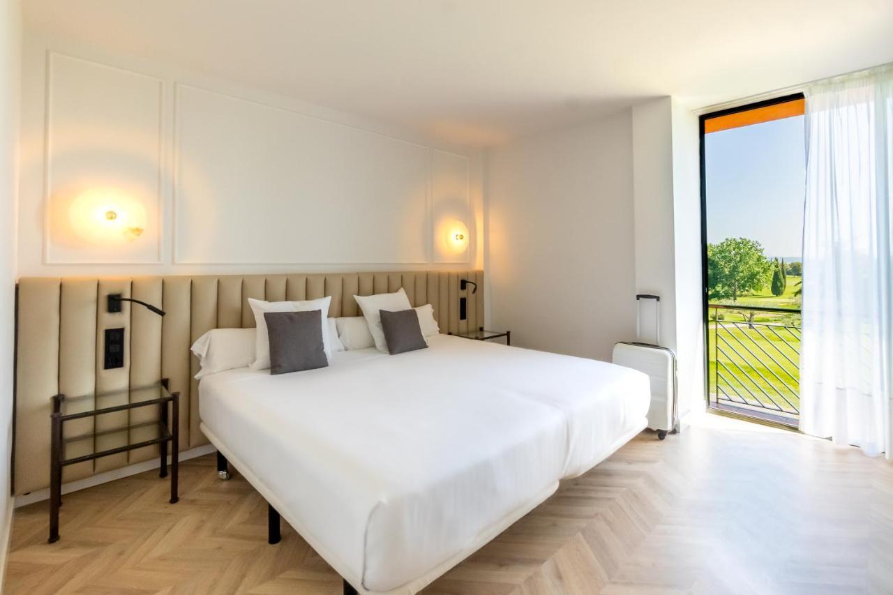 Hotel Torremirona Golf & Spa Navata Exterior photo